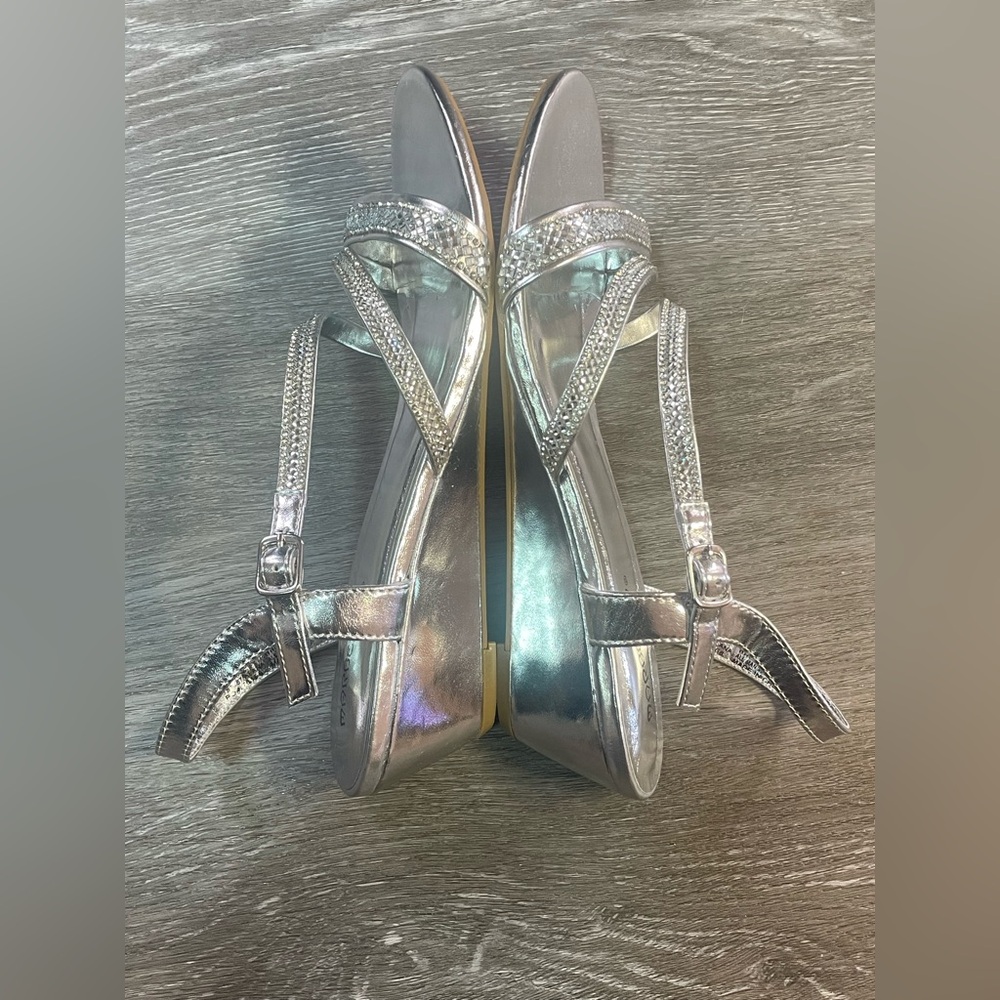 Elegant Silver Women's Sandals - Picture 4 of 9